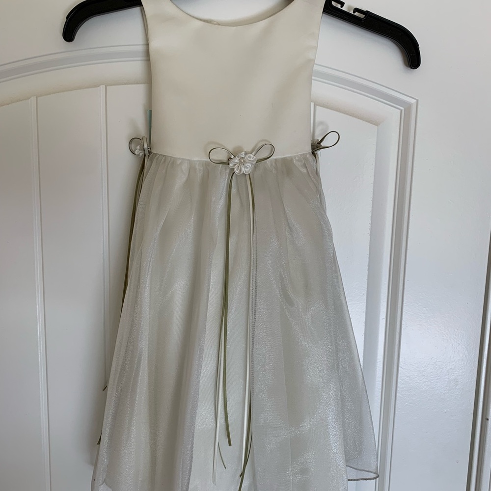 Elegant Ivory Sleeveless Dress with Bow Accents